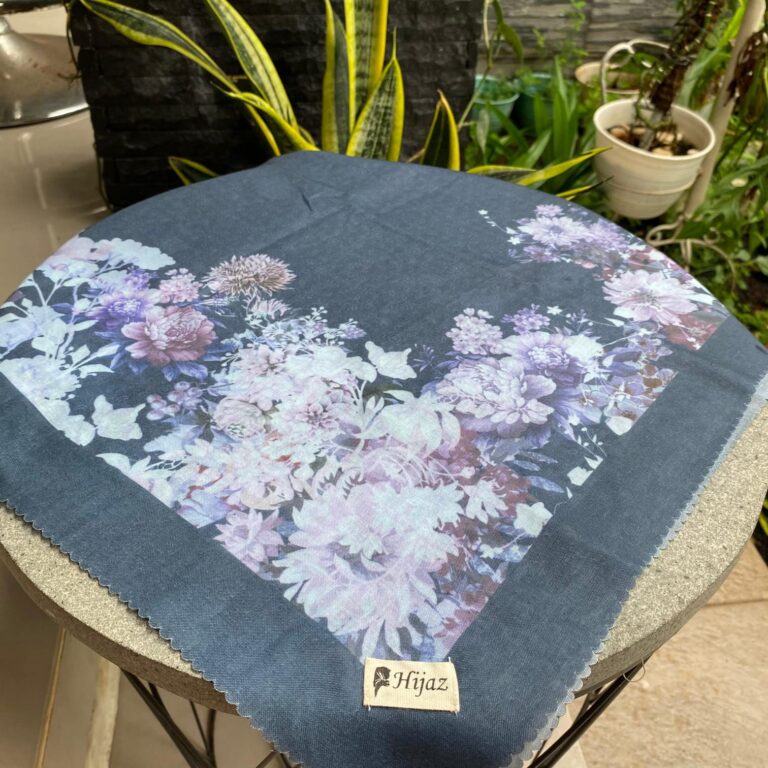 Hijab Segi Empat Motif Bunga Elegan Warna Abu Floral Premium – Ringan & Nyaman Dipakai